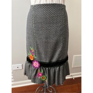 Nanette Lepore Black and white Tweed Skirt Crochet Floral Embellishments Sz 8